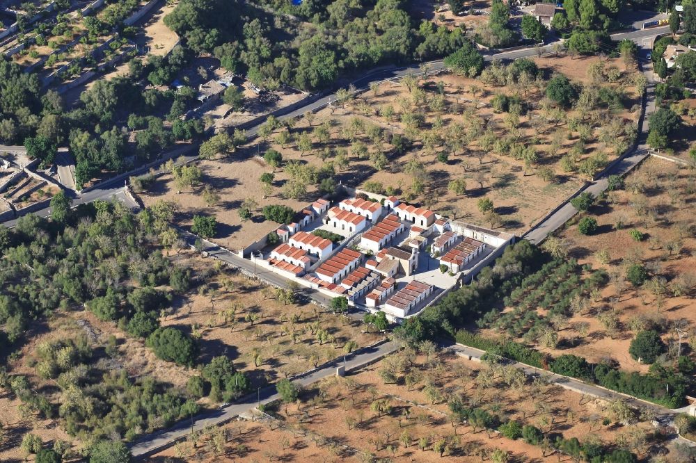 Luftaufnahme Inca - Kapelle - Trauerhalle und Grabkammern auf dem Gelände eines Friedhofes bei Inca Mallorca auf der balearischen Mittelmeerinsel Mallorca, Spanien