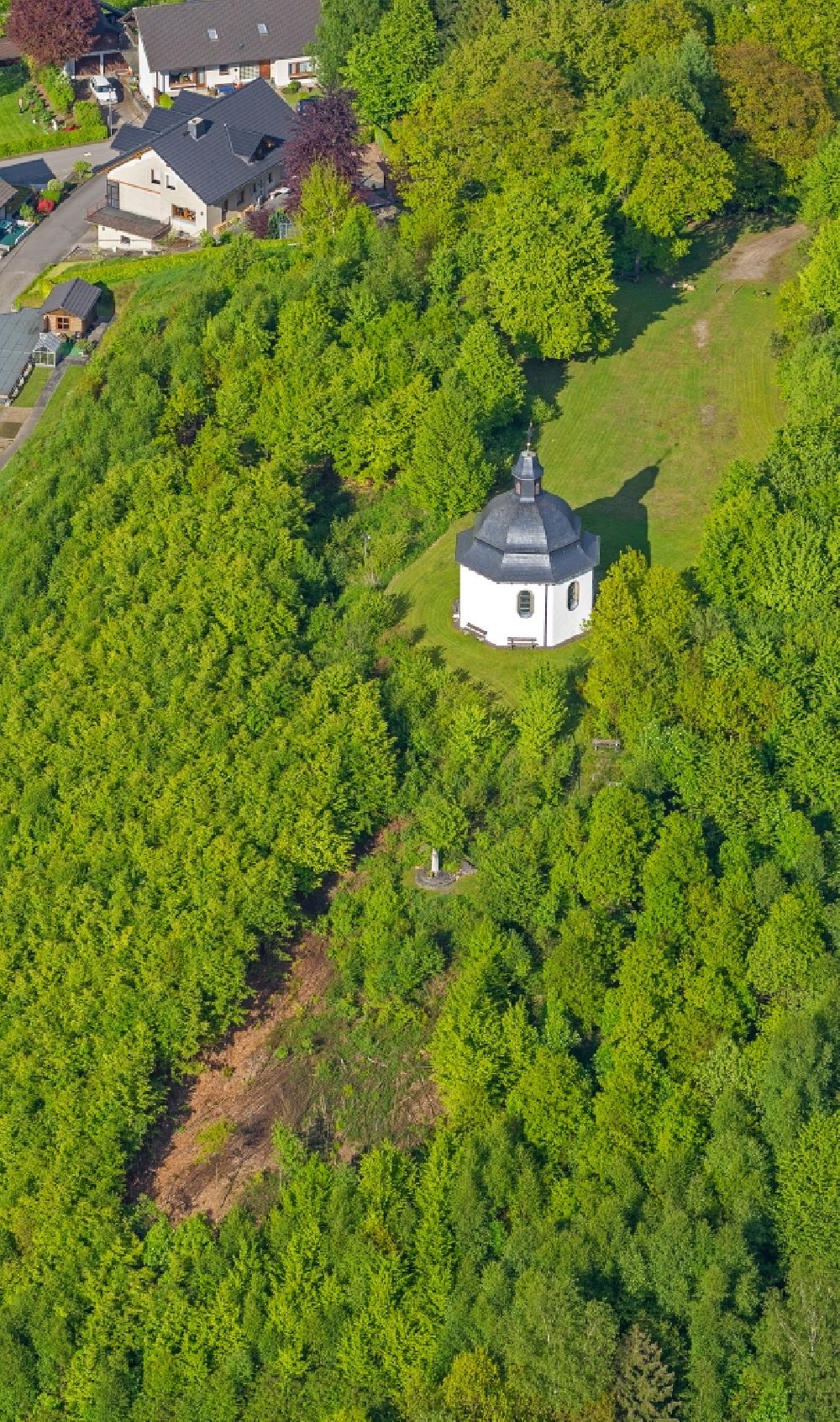 Luftbild Olpe OT Oberveischede - Kapelle Unserer lieben Frau vom Renneberg im Ortsteil Oberveischede in Olpe im Bundesland Nordrhein-Westfalen