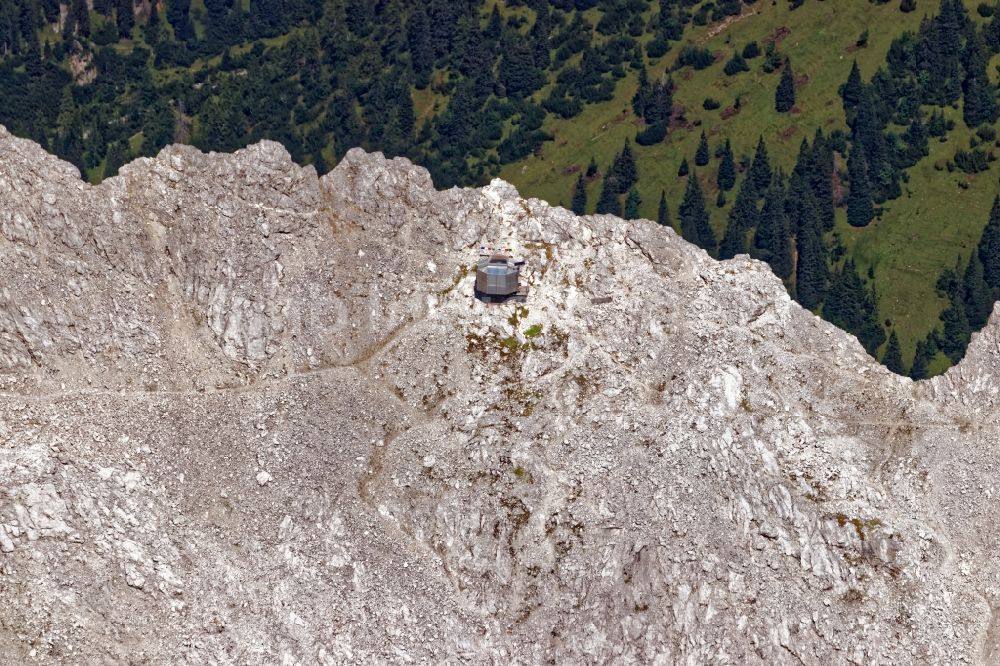 Luftaufnahme Hinterriß - Karl-Schuster-Biwakschachtel in der Felsen- und Berglandschaft der Laliderer Spitze bei Hall im Bundesland Tirol in Österreich