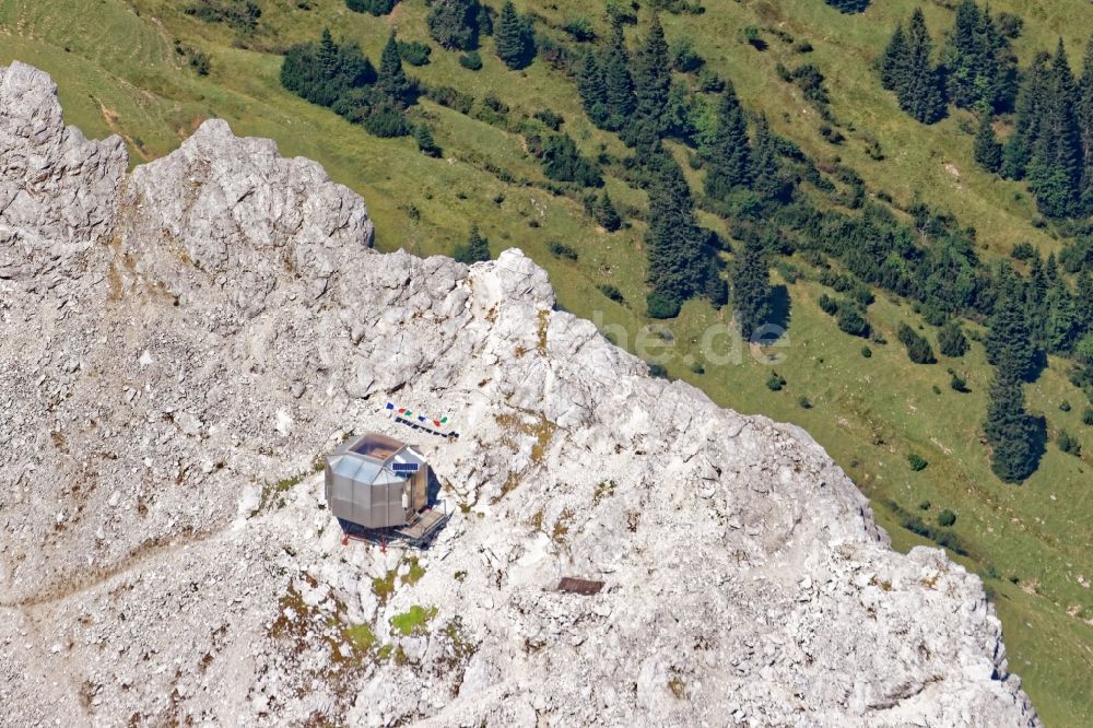 Hinterriß aus der Vogelperspektive: Karl-Schuster-Biwakschachtel in der Felsen- und Berglandschaft der Laliderer Spitze bei Hall im Bundesland Tirol in Österreich