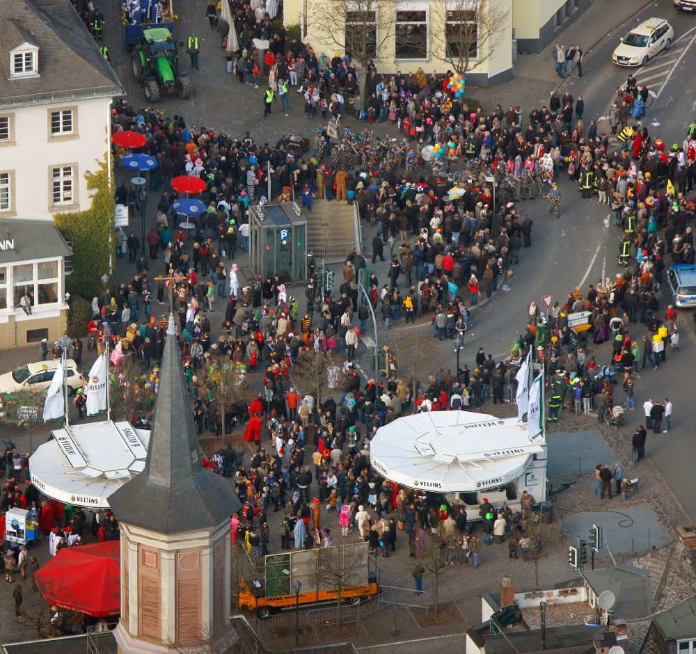 Arnsberg von oben - Karneval auf dem Neumarkt in Arnsberg im Bundesland Nordrhein-Westfalen