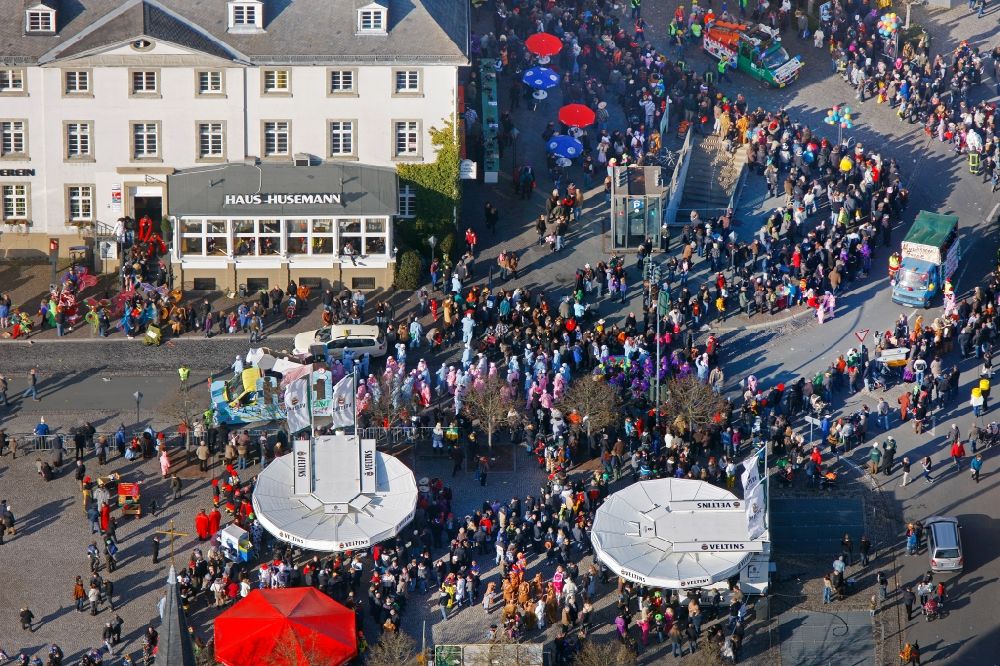 Arnsberg aus der Vogelperspektive: Karnevalsumzug in Arnsberg im Bundesland Nordrhein-Westfalen
