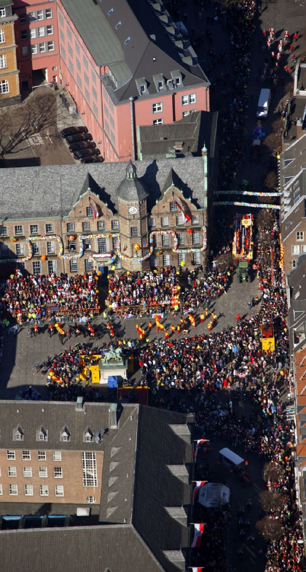 Luftaufnahme Düsseldorf - Karnevalsumzug am Historisches Rathaus in der Altstadt in Düsseldorf im Bundesland Nordrhein-Westfalen