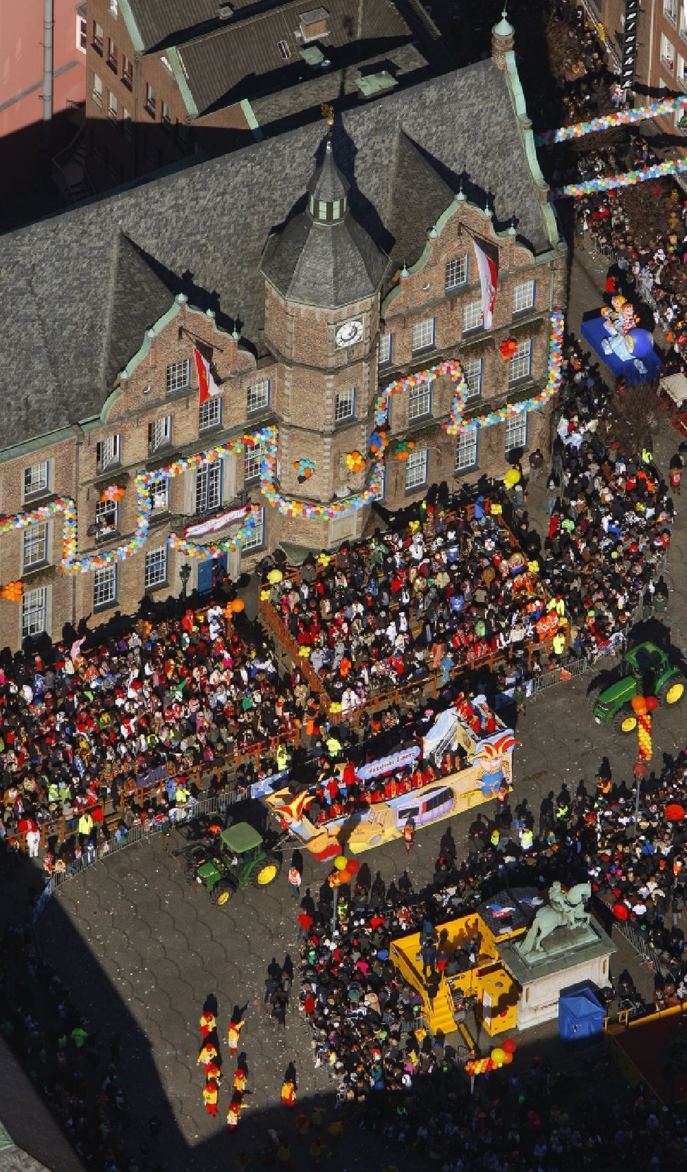 Düsseldorf aus der Vogelperspektive: Karnevalsumzug am Historisches Rathaus in der Altstadt in Düsseldorf im Bundesland Nordrhein-Westfalen