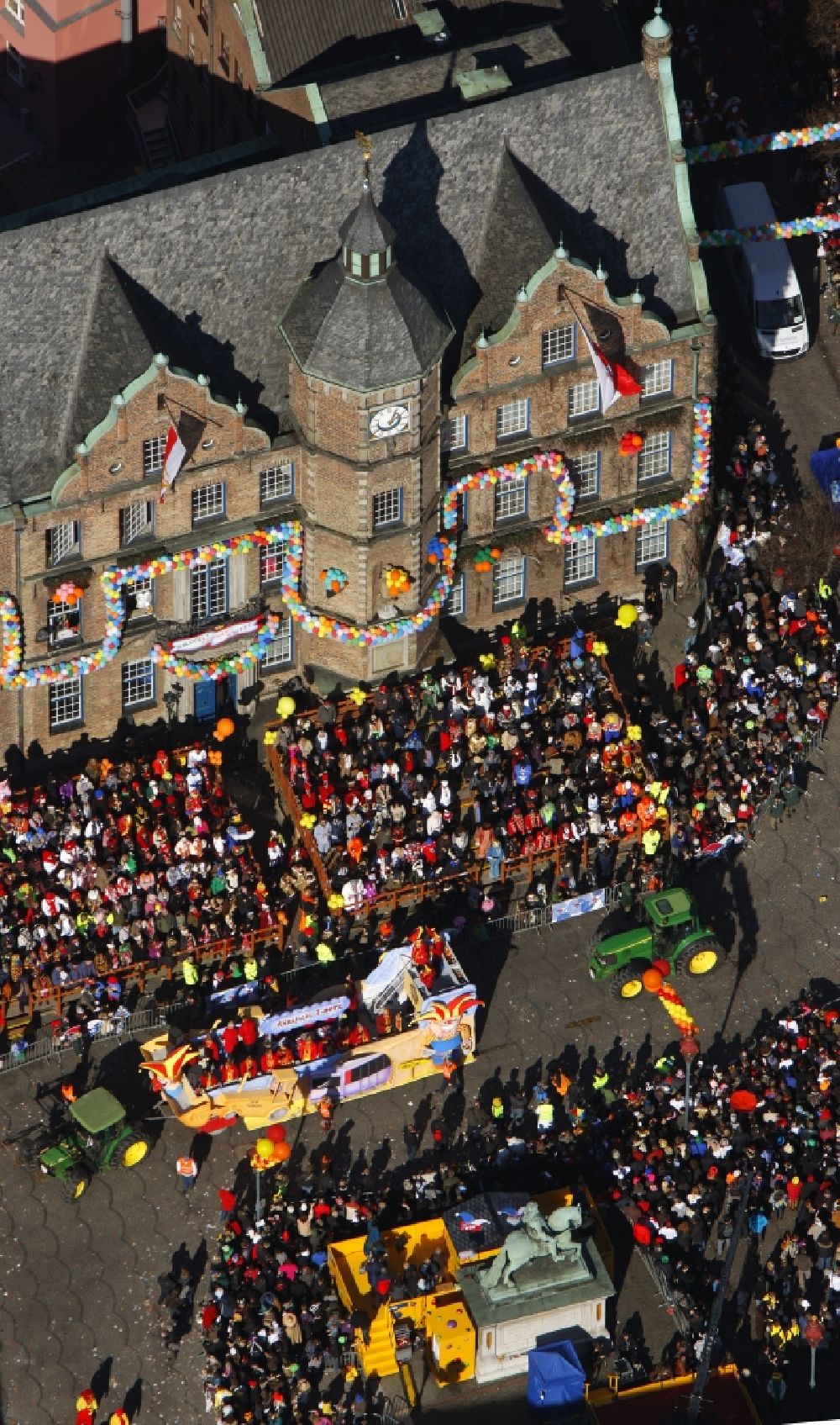 Luftbild Düsseldorf - Karnevalsumzug am Historisches Rathaus in der Altstadt in Düsseldorf im Bundesland Nordrhein-Westfalen