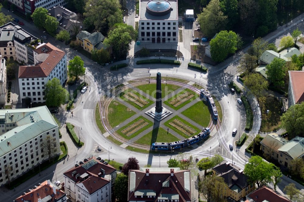 München aus der Vogelperspektive: Karolinenplatz mit Obelisken in München Maxvorstadt im Bundesland Bayern