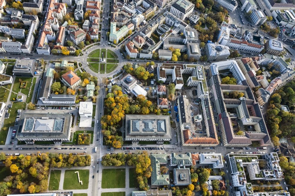 München von oben - Karolinenplatz mit Obelisken in München Maxvorstadt im Bundesland Bayern