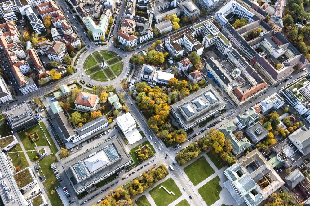 München aus der Vogelperspektive: Karolinenplatz mit Obelisken in München Maxvorstadt im Bundesland Bayern