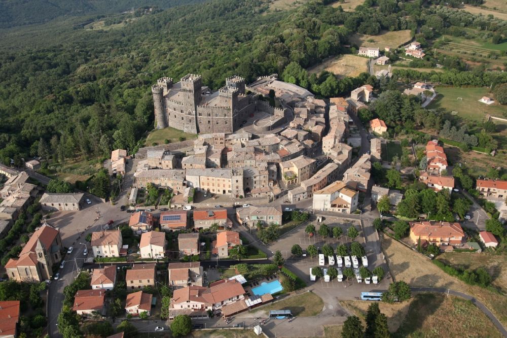 Luftaufnahme Torre Alfina - Kastel von Torre Alfina, einem Stadtteil von Acquapendente in Latium in Italien