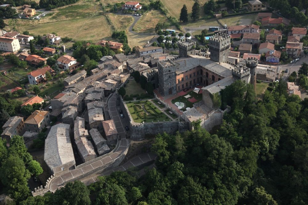 Luftbild Torre Alfina - Kastel von Torre Alfina, einem Stadtteil von Acquapendente in Latium in Italien