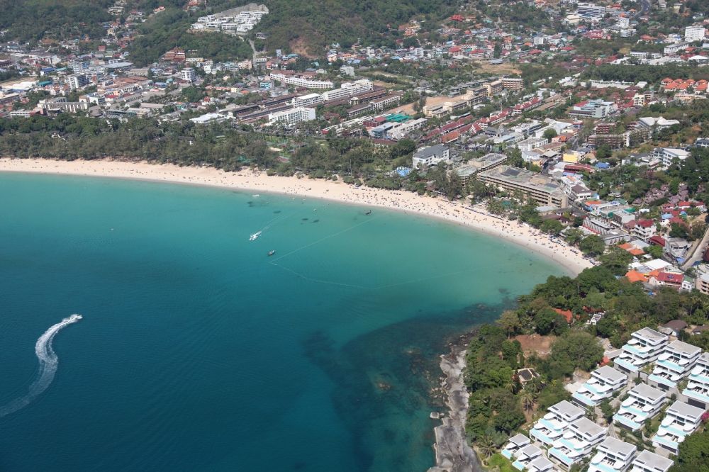 Luftaufnahme Karon - Kata Beach vor der Stadt Karon auf der Insel Phuket in Thailand