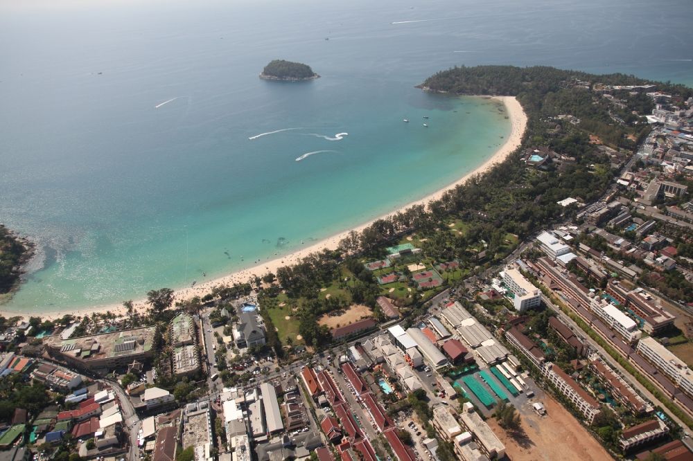 Luftaufnahme Karon - Kata Beach vor der Stadt Karon auf der Insel Phuket in Thailand