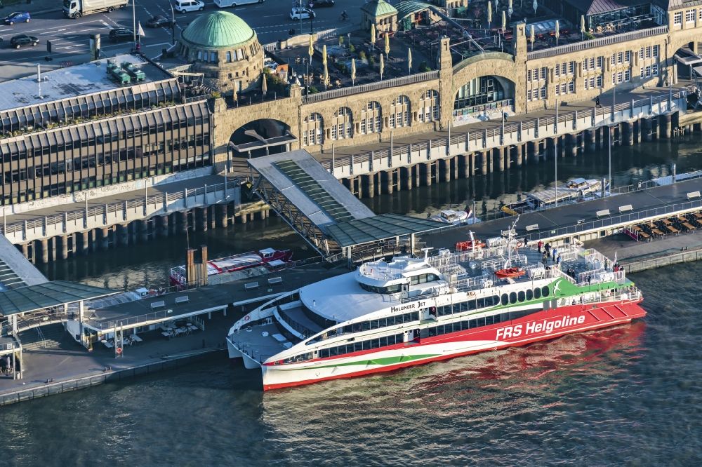 Luftbild Hamburg - Katamaran Helgoline an den Landungsbrücken in Hamburg, Deutschland