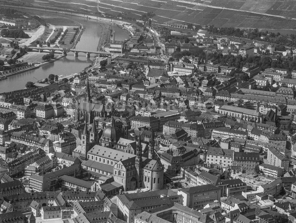 Luftbild Würzburg - Kathedrale in der Altstadt in Würzburg im Bundesland Bayern, Deutschland