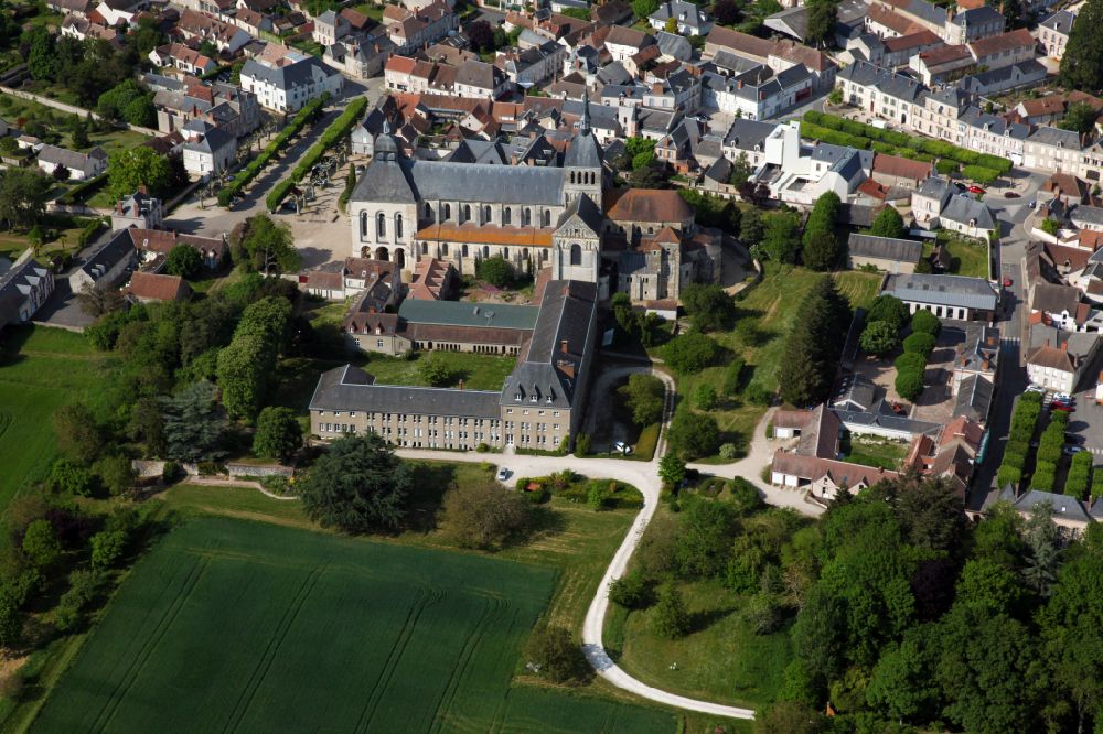Luftaufnahme Saint-Benoit-sur-Loire - Kathedrale Basilika Saint Benoit de Fleury in Saint-Benoit-sur-Loire in Centre-Val de Loire, Frankreich