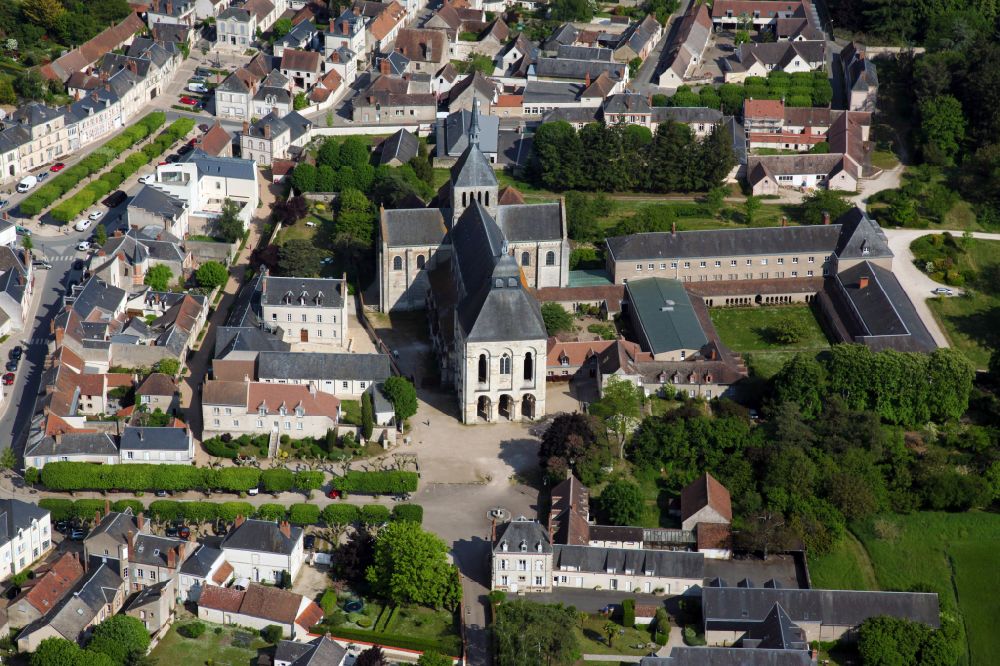 Luftbild Saint-Benoit-sur-Loire - Kathedrale Basilika Saint Benoit de Fleury in Saint-Benoit-sur-Loire in Centre-Val de Loire, Frankreich