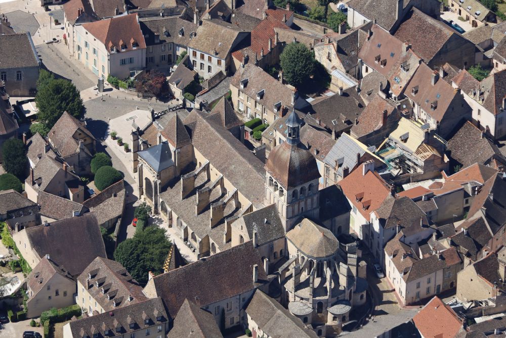 Luftbild Beaune - Kathedrale Basilique Notre-Dame in Beaune in Bourgogne-Franche-Comte, Frankreich