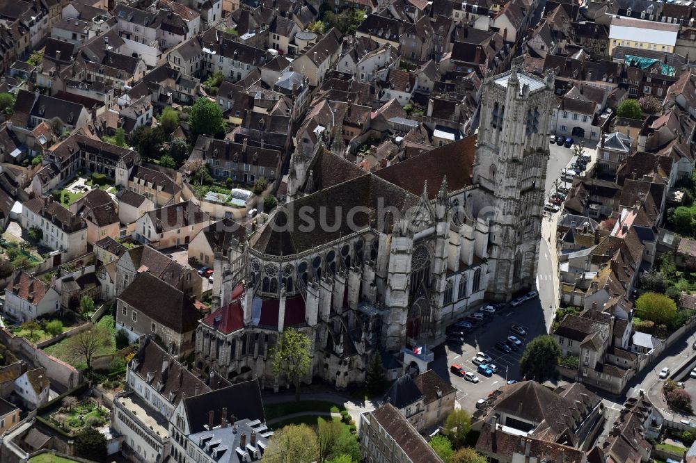 Auxerre von oben - Kathedrale Cathédrale Saint-Étienne d'Auxerre am Place Saint-Étienne in Auxerre in Bourgogne Franche-Comté, Frankreich