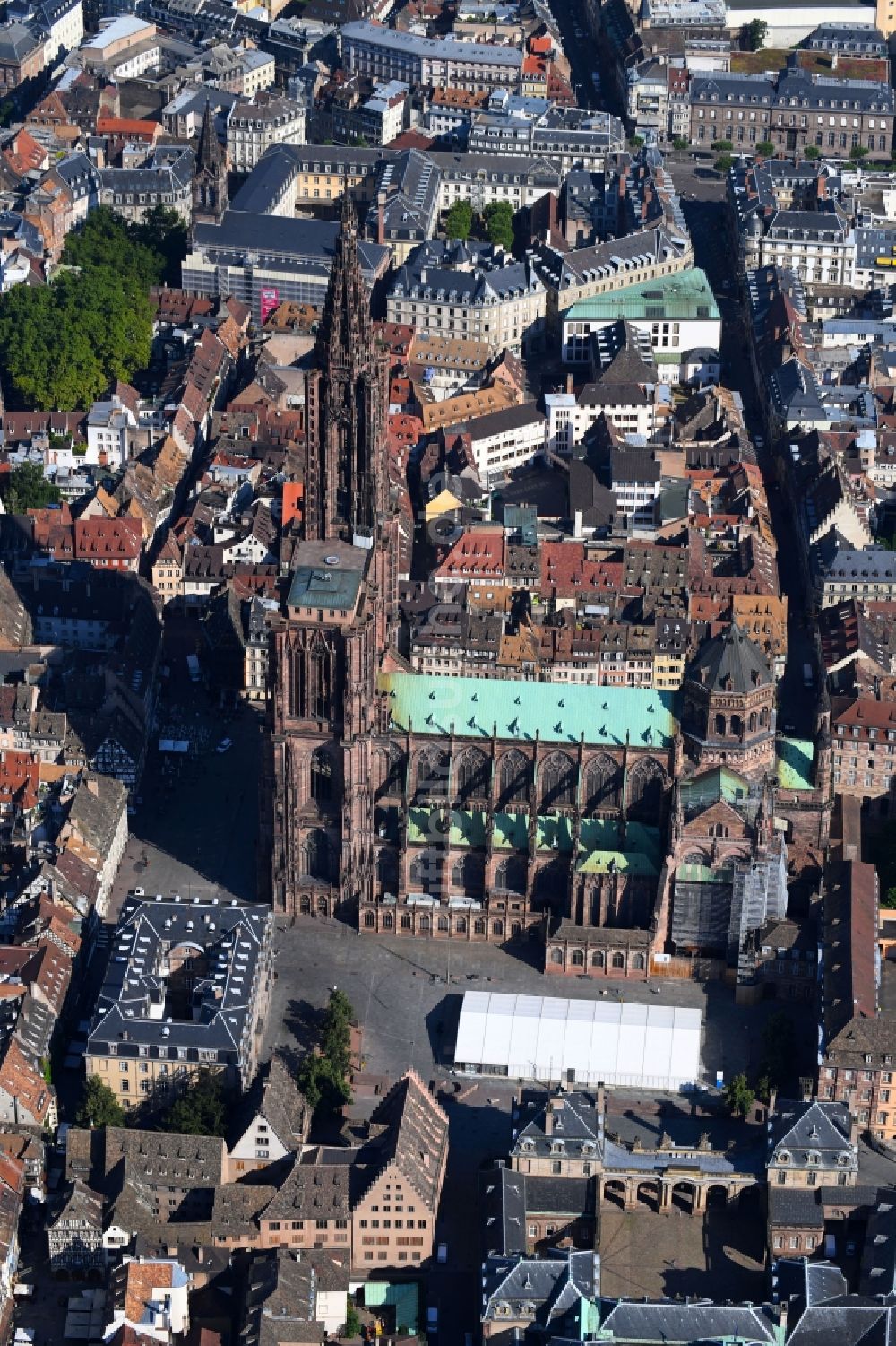 Strasbourg - Straßburg aus der Vogelperspektive: Kathedrale Cathedrale Notre Dame de Strasbourg in Strasbourg - Straßburg in Grand Est, Frankreich