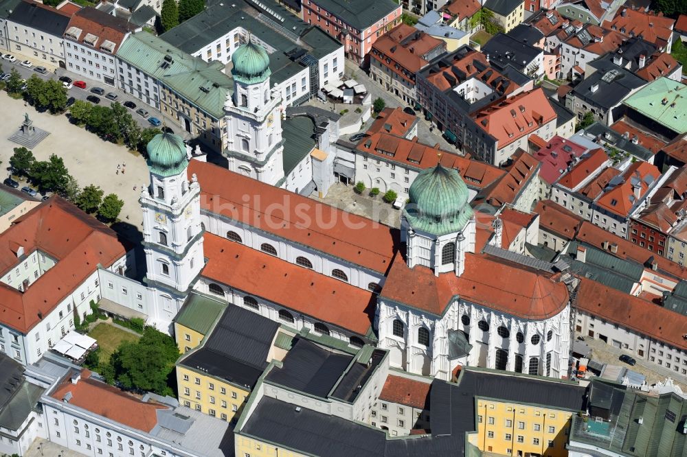 Passau von oben - Kathedrale - Dom St. Stephan am Domplatz in Passau im Bundesland Bayern, Deutschland