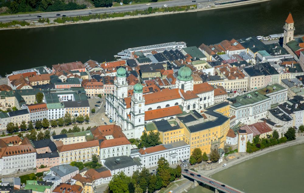 Luftbild Passau - Kathedrale - Dom St. Stephan am Domplatz in Passau im Bundesland Bayern, Deutschland