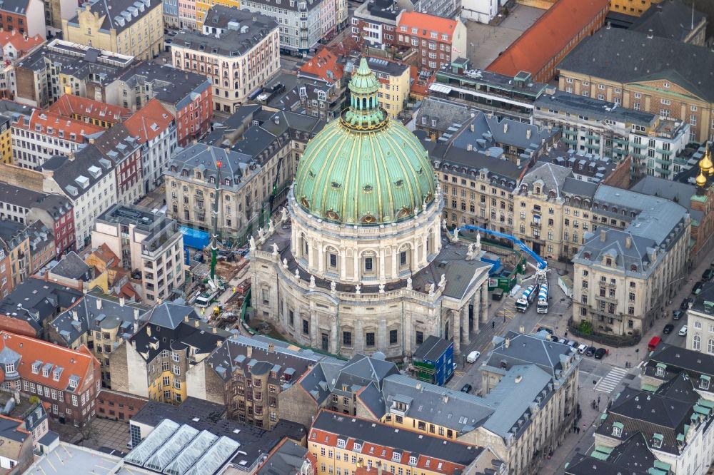Luftaufnahme Kopenhagen - Kathedrale Frederiks Kirke an der Frederiksgade in Kopenhagen in Region Hovedstaden, Dänemark
