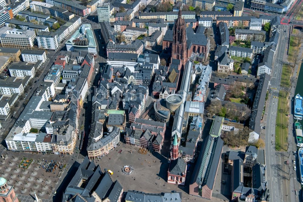 Luftbild Frankfurt am Main - Kathedrale Kaiserdom St. Bartholomäus am Domplatz in Frankfurt am Main im Bundesland Hessen, Deutschland