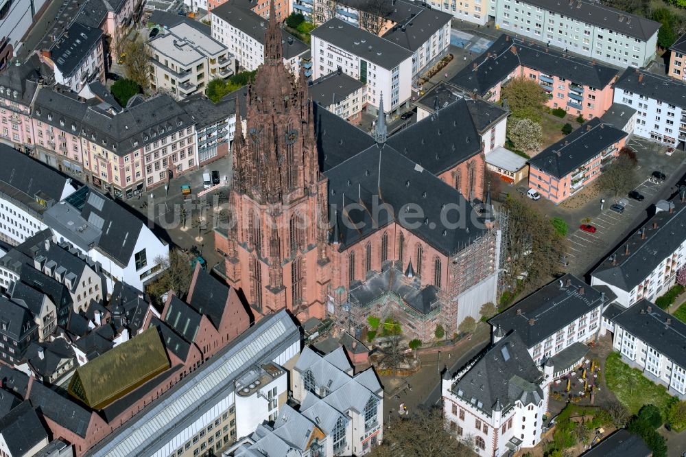 Luftaufnahme Frankfurt am Main - Kathedrale Kaiserdom St. Bartholomäus am Domplatz in Frankfurt am Main im Bundesland Hessen, Deutschland