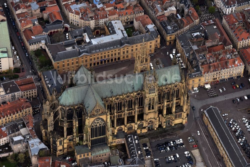 Luftaufnahme Metz - Kathedrale Metz Cathedral am Place d'Armes in Metz in Alsace-Champagne-Ardenne-Lorraine, Frankreich