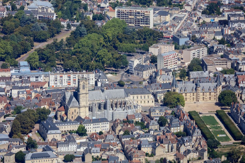 Nevers von oben - Kathedrale von Nevers Cathédrale Saint-Cyr et Sainte-Julitte de Nevers in Nevers in Bourgogne-Franche-Comte, Frankreich