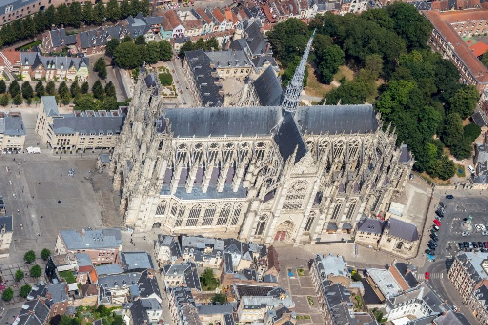 Luftaufnahme Amiens - Kathedrale Notre Dame in Amiens in Hauts-de-France, Frankreich