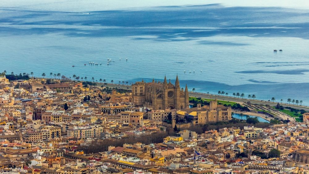 Palma aus der Vogelperspektive: Kathedrale am Plaça de la Seu in Palma in Balearische Insel Malorca, Spanien
