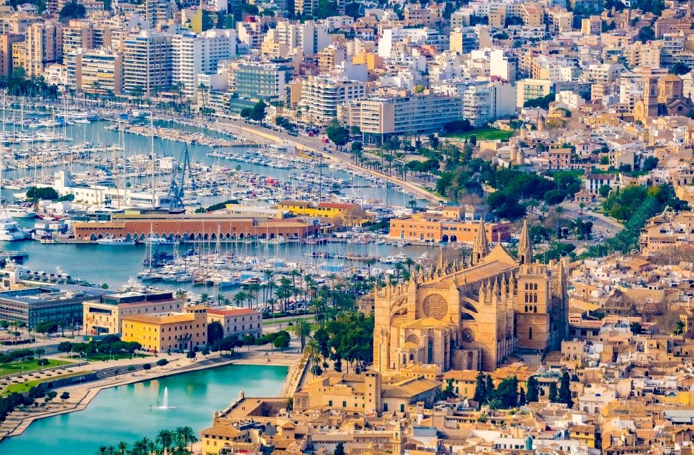 Palma von oben - Kathedrale am Plaça de la Seu in Palma mit Hafen de Mallorca auf der Balearischen Insel Mallorca, Spanien