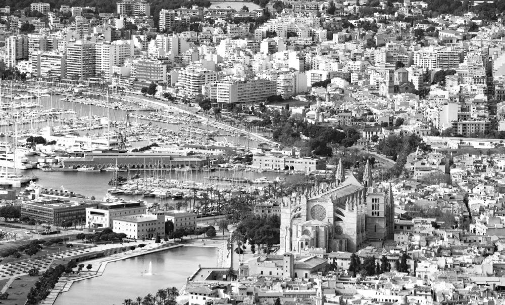 Luftaufnahme Palma - Kathedrale am Plaça de la Seu in Palma mit Hafen de Mallorca auf der Balearischen Insel Mallorca, Spanien