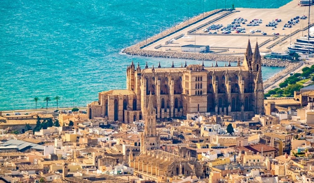 Palma aus der Vogelperspektive: Kathedrale am Plaça de la Seu in Palma de Mallorca auf der Balearischen Insel Mallorca, Spanien