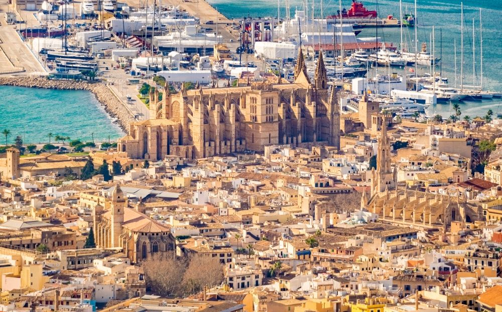Luftaufnahme Palma - Kathedrale am Plaça de la Seu in Palma de Mallorca auf der Balearischen Insel Mallorca, Spanien