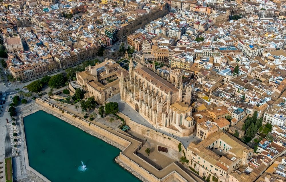 Luftbild Palma - Kathedrale am Plaça de la Seu in Palma de Mallorca auf der Balearischen Insel Mallorca, Spanien