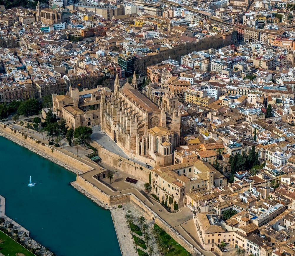 Luftaufnahme Palma - Kathedrale am Plaça de la Seu mit See und Fountain in Palma auf der Balearischen Insel Mallorca, Spanien