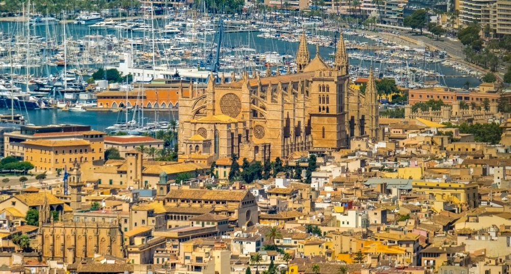 Palma von oben - Kathedrale am Plaça de la Seu in Palma de Mallorca auf der Balearischen Insel Mallorca, Spanien