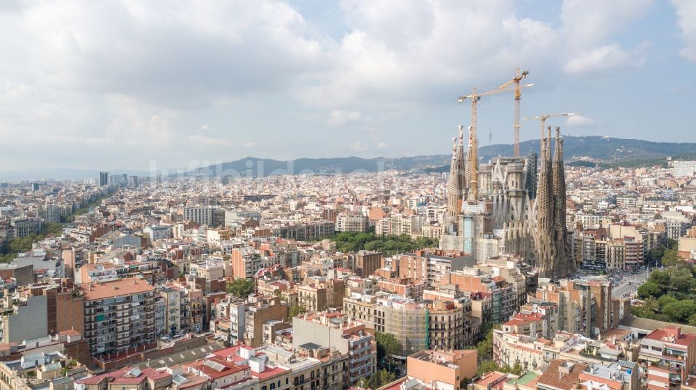Luftaufnahme Barcelona - Kathedrale Sagrada Familia in Barcelona in Catalunya - Katalonien, Spanien
