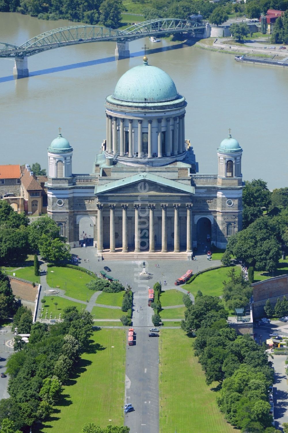 Esztergom aus der Vogelperspektive: Kathedrale Sankt-Adalbert-Kathedrale in Esztergom in Komarom-Esztergom, Ungarn