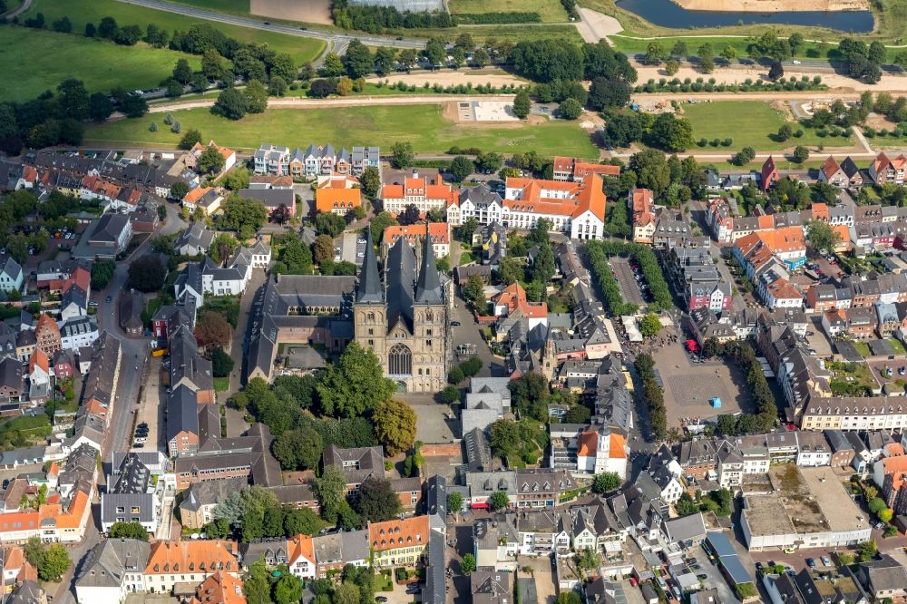 Luftaufnahme Xanten - Kathedrale Sankt Viktor in Xanten im Bundesland Nordrhein-Westfalen, Deutschland