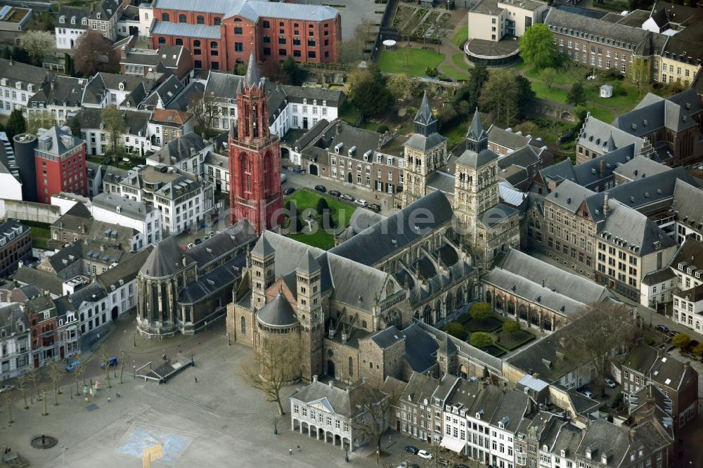 Maastricht aus der Vogelperspektive: Kathedrale Servaasbasiliek in Maastricht in Limburg, Niederlande