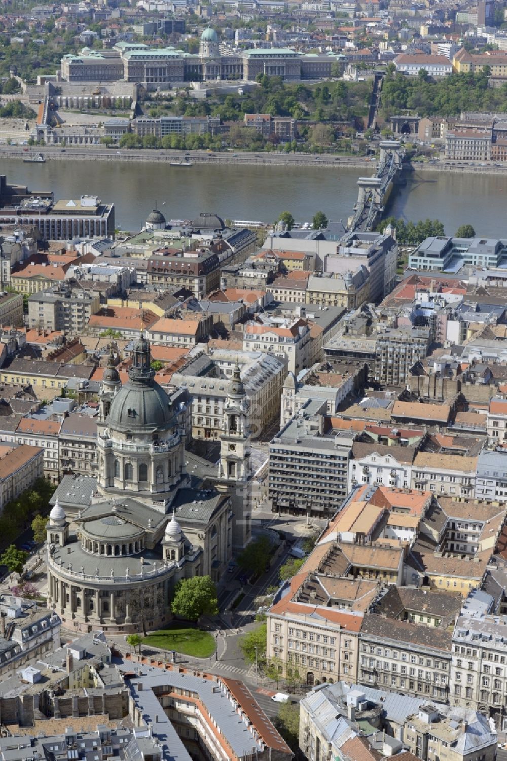 Budapest von oben - Kathedrale St.-Stephans-Basilika Szent István tér in Budapest in Ungarn