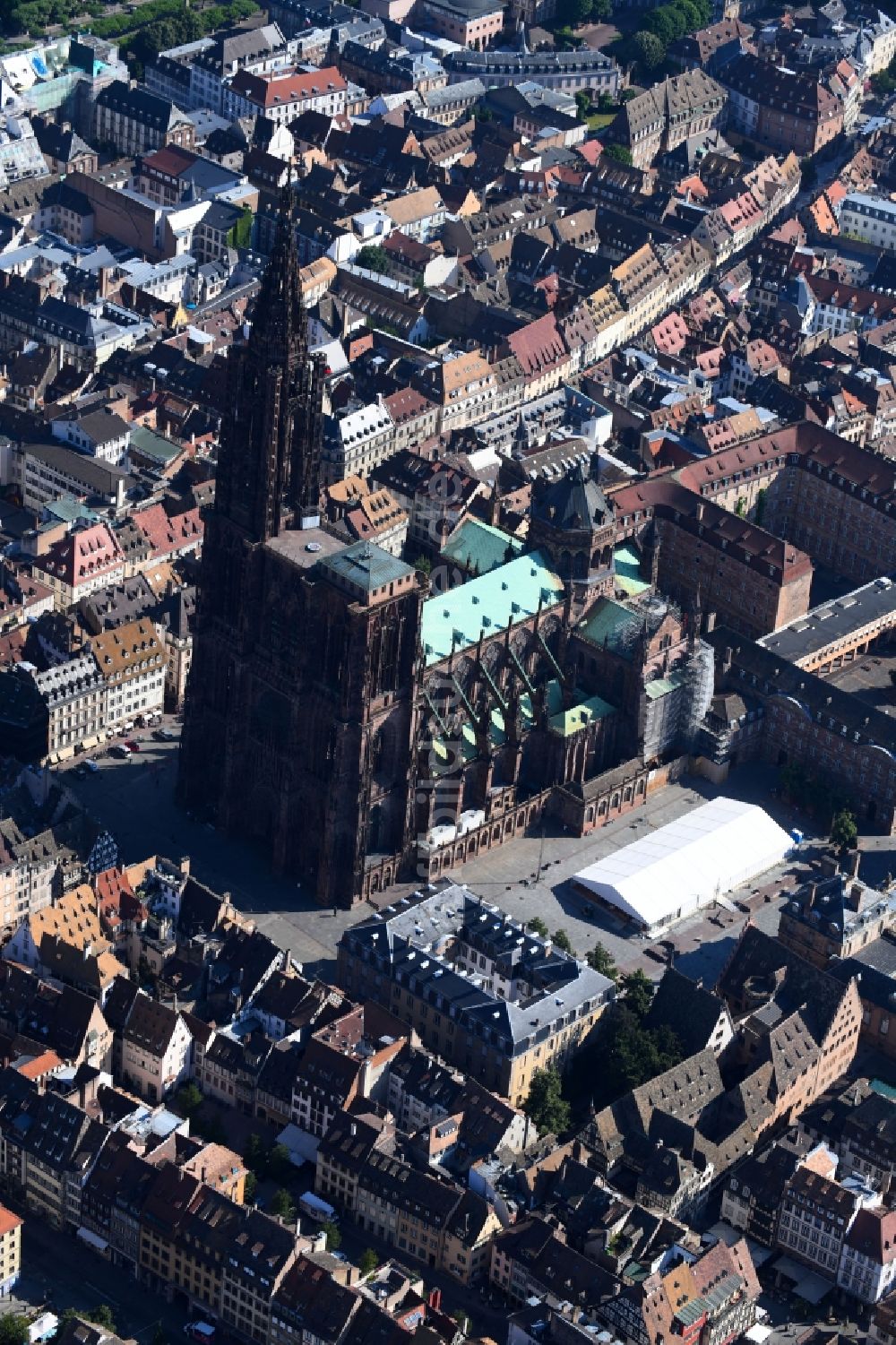 Luftbild Strasbourg - Straßburg - Kathedrale Straßburger Münster Cathedrale Notre Dame de Strasbourg in Strasbourg - Straßburg in Grand Est, Frankreich