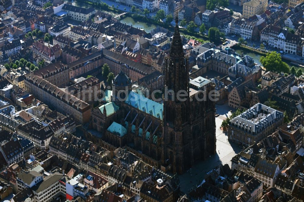 Strasbourg - Straßburg aus der Vogelperspektive: Kathedrale Straßburger Münster Cathedrale Notre Dame de Strasbourg in Strasbourg - Straßburg in Grand Est, Frankreich