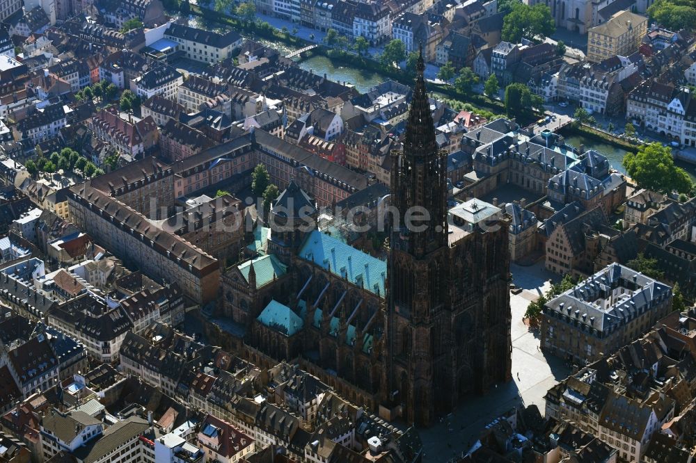 Luftbild Strasbourg - Straßburg - Kathedrale Straßburger Münster Cathedrale Notre Dame de Strasbourg in Strasbourg - Straßburg in Grand Est, Frankreich