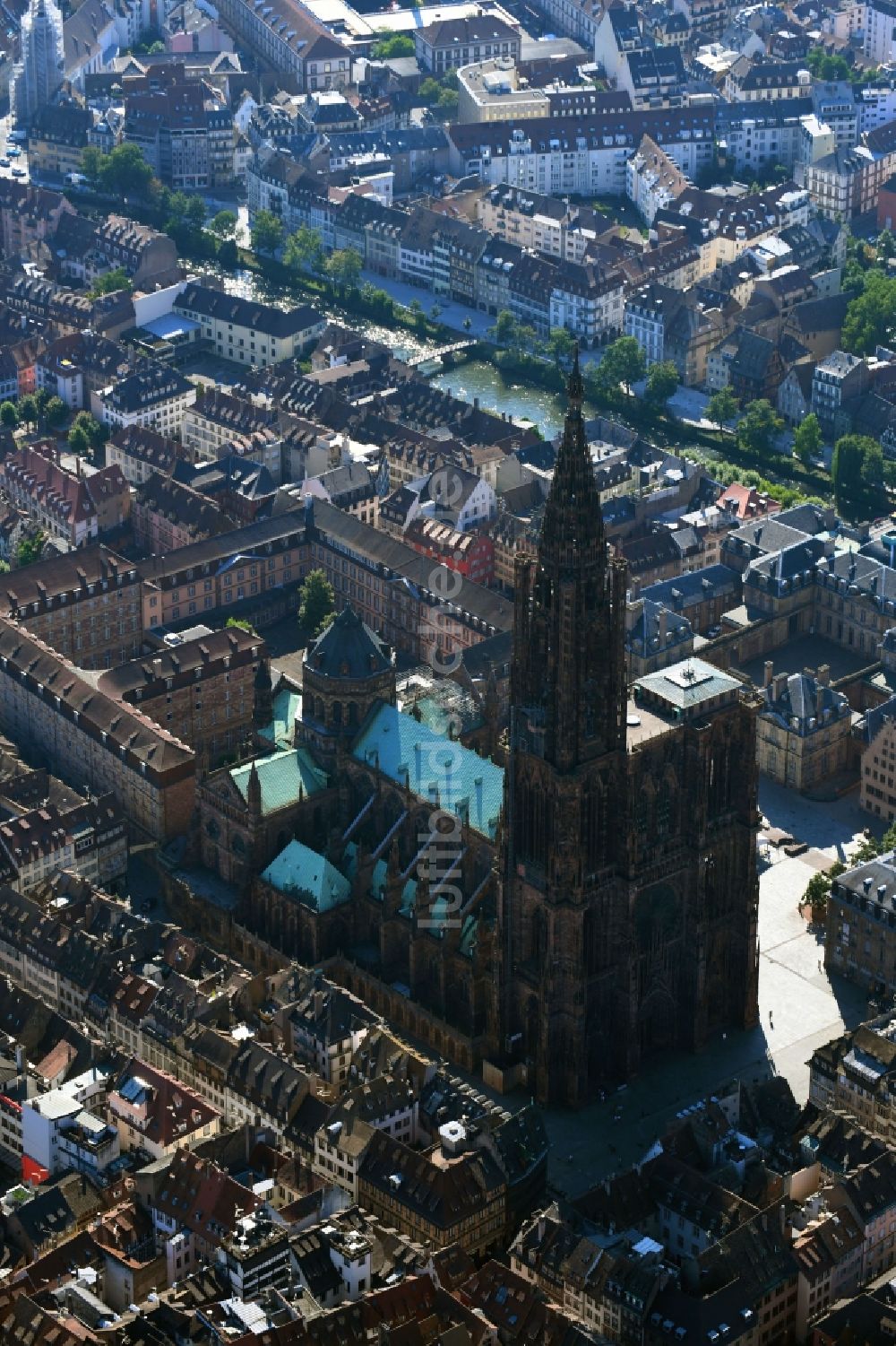 Luftaufnahme Strasbourg - Straßburg - Kathedrale Straßburger Münster Cathedrale Notre Dame de Strasbourg in Strasbourg - Straßburg in Grand Est, Frankreich