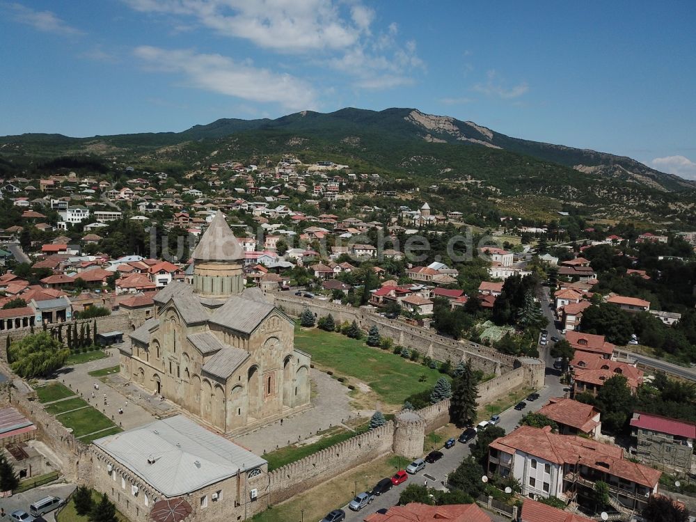 Mtskheta aus der Vogelperspektive: Kathedrale Swetizchoweli in Mtskheta in Mtskheta-Mtianeti, Georgien