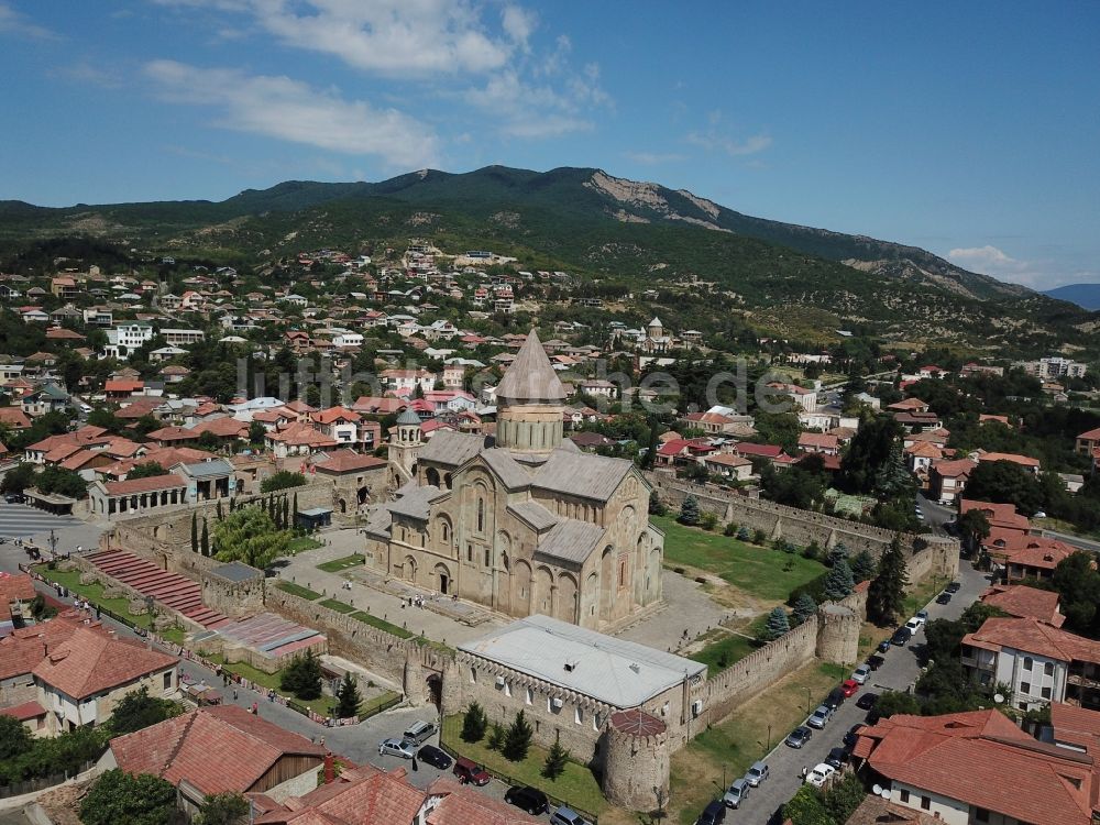 Luftaufnahme Mtskheta - Kathedrale Swetizchoweli in Mtskheta in Mtskheta-Mtianeti, Georgien